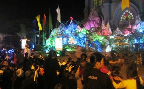 Hàng vạn người chen chân đến nhà thờ đón Noel