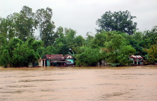 Hàng ngàn nhà ngập sâu, 9 người chết, 3 người mất tích