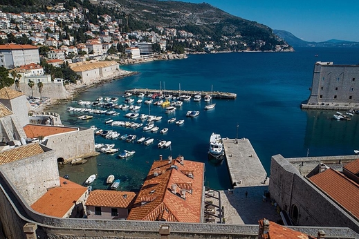 Các nước Liên minh Châu Âu lần lượt chuẩn bị mở cửa. Ba Lan là một trong số ít ngoại lệ