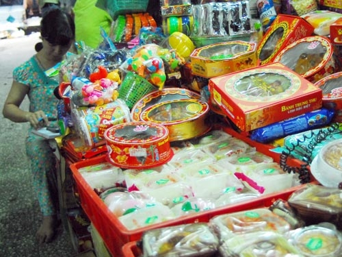 Bánh trung thu dỏm đầy đường