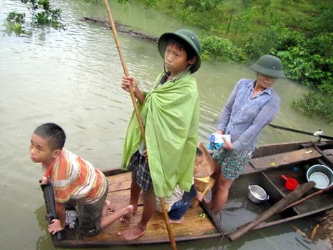 Thấp thỏm lo người thân ở miền quê lũ lụt