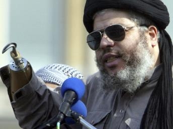 Giáo sĩ Hồi giáo Abu Hamza bị Luân Đôn trao cho tư pháp Mỹ