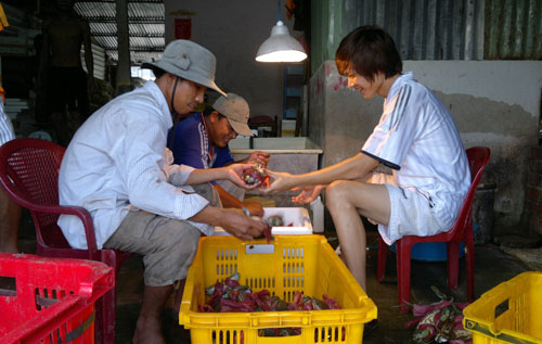 Chuyện con cua và cán bộ "cận dân"