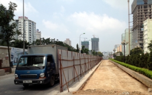 Mặt đường nham nhở cười vào mũi nợ công