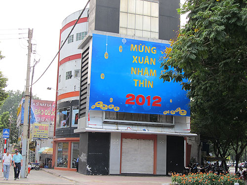 “Đút túi” đất công
