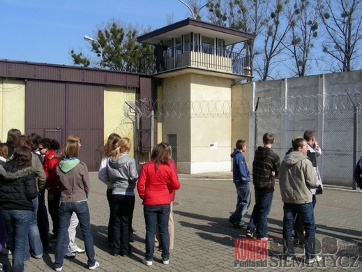 Quyền và nghĩa vụ của người tị nạn, người tạm giam khi ở trong các cơ sở tị nạn và tạm giam theo quy định pháp luật Ba Lan hiện hành