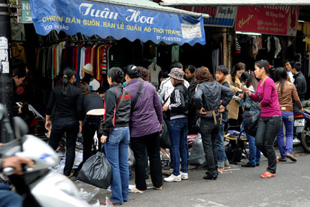 Nhiệt độ xuống thấp, người Hà Nội co ro trong giá lạnh đầu đông