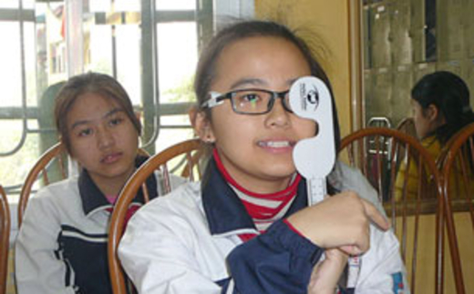 Hoa Kỳ hỗ trợ khám mắt cho học sinh Hà Nội