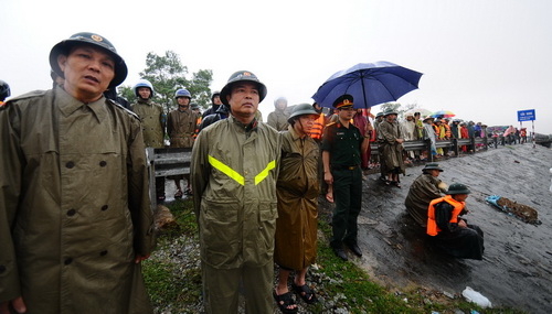 Hà Tĩnh: Xe khách bị lũ cuốn trôi, hơn chục người mất tích