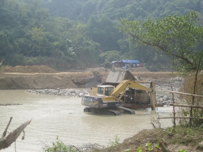 Hỗn loạn khai thác vàng