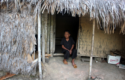 Túp lều tranh mẹ liệt sỹ và 'bệnh' thành tích