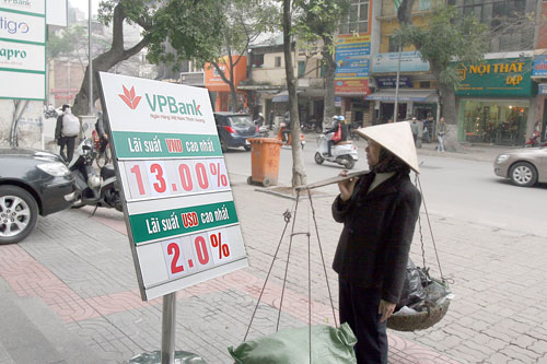 Giằng co bỏ trần lãi suất