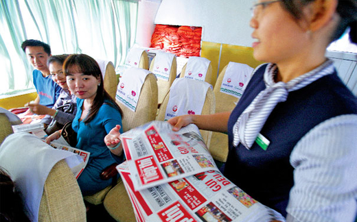 Bánh mì và… báo chí