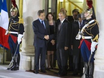 Quốc tế tháo khoán khẩn cấp 15 tỷ đô la cho "tân chính quyền" Libya