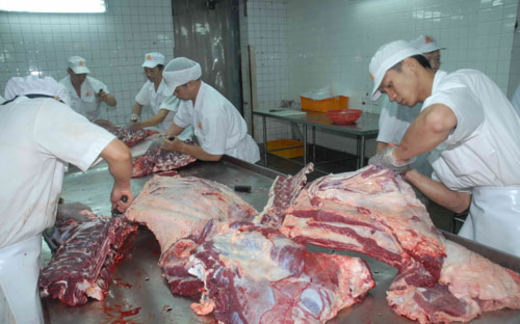 Ồ ạt nhập khẩu thịt là do thông lệ quốc tế?