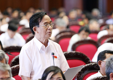Xăng dầu hay thuốc lá cần đánh thuế môi trường?