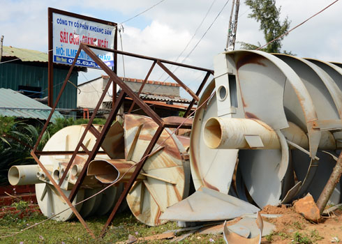 Quảng Ngãi: Hàng trăm người phá mỏ titan, 11 cảnh sát bị thương