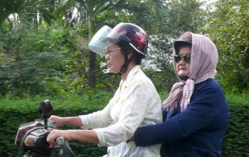 Phiếm đàm: Khi bà cụ tham gia giao thông…