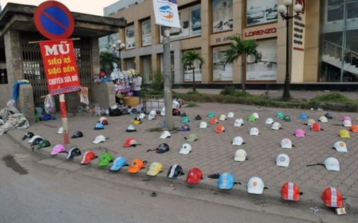 Mũ bảo hiểm rởm và chuyện trách nhiệm