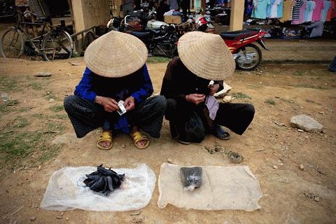 Xem hàng xách tay 'kỳ lạ' ở chợ vùng cao