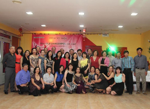 Câu lạc bộ khiêu vũ kỷ niệm hai năm ngày thành lập.