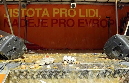 Chính khách Czech hứng mưa trứng