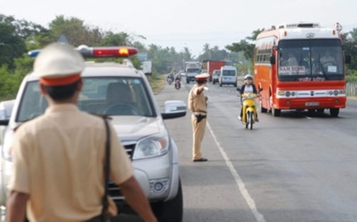Nghiêm cấm CSGT “vẫy xe” xem giấy tờ qua loa rồi cho đi