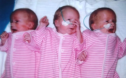 Cô bé 13 tuổi sinh ba. Cha của 3 bé là "chàng trai" 61 tuổi