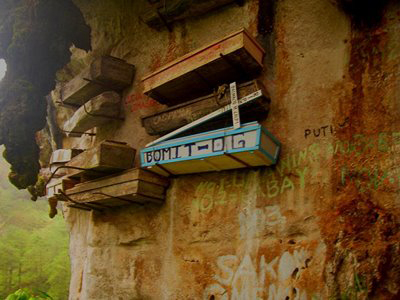 Quan tài cheo leo trên vách đá