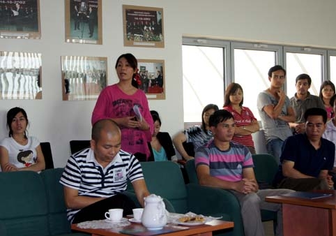 Trao quà của Cộng đồng chia sẻ với bà con bị thiệt hại ở Trung tâm ASG