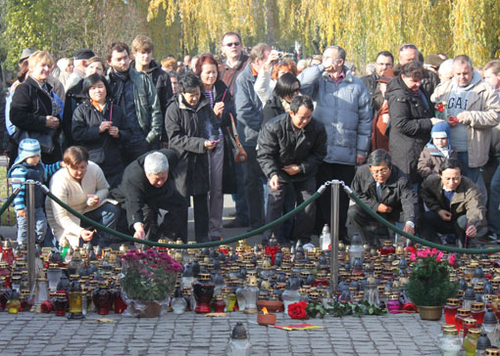 Thắp hương tưởng nhớ những người Viêt Nam đã mất ở Ba Lan
