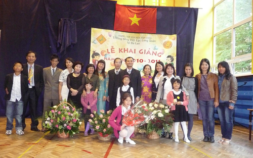 LỄ KHAI GIẢNG TRƯỜNG TIẾNG VIỆT LẠC LONG QUÂN TẠI BA LAN