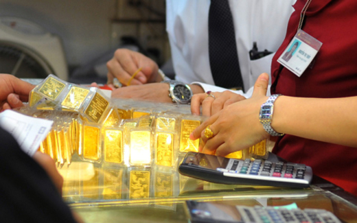 Tuyệt chiêu chống "vàng hóa" bằng cách nhập nhiều vàng
