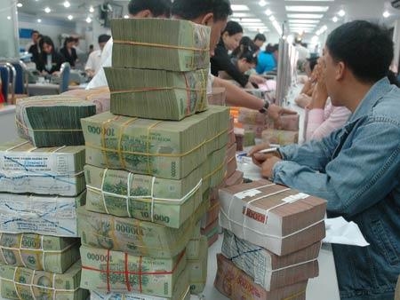 Nói và làm: Hạ lãi suất theo hứng của ngân hàng