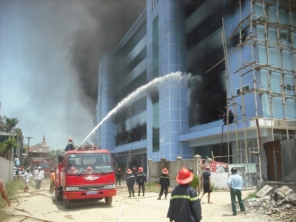 Nghệ An: Hỏa hoạn thiêu rụi siêu thị điện máy CK Plaza
