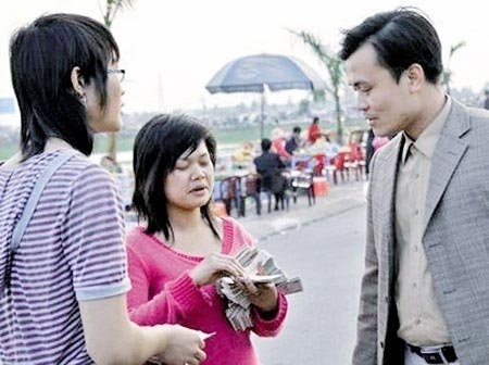 Đổi tiền: Ngân hàng kêu thiếu, người dân bị "chém"