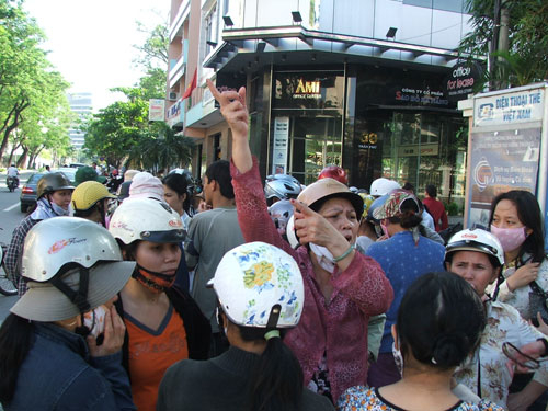 Trên 500 tiểu thương vây kín UBND TP Đà Nẵng