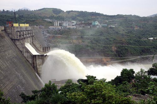 Mưa lũ tiếp tục gây sạt lở, cô lập nhiều địa phương