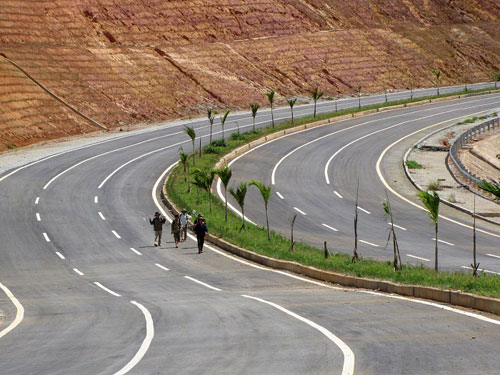 Ném tiền qua công trình, dự án
