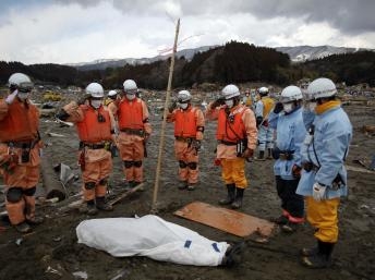 Nhật Bản chạy đua với thời gian để làm nguội các lò phản ứng hạt nhân ở Fukushima