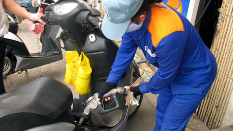 Lỗ xăng dầu kéo dài: nên tăng hay cố giữ?