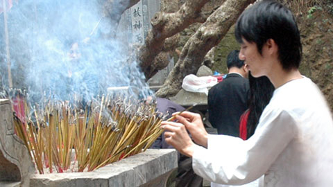 Khói hương độc không kém khói thuốc