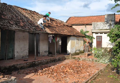 Lốc xoáy giật tung hơn 100 mái nhà ở Hà Nội