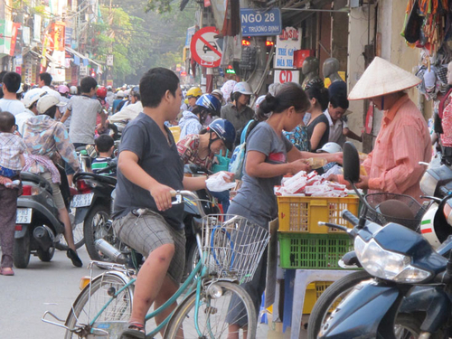 Sau Trung thu, bánh chuột gặm, mốc xanh đầy thị trường