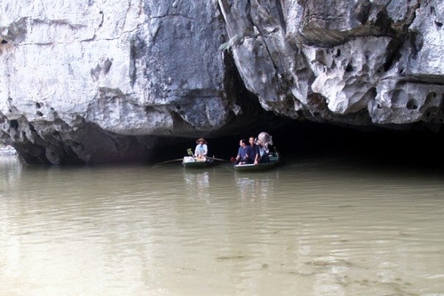 Đi thuyền trên sông Ngô Đồng