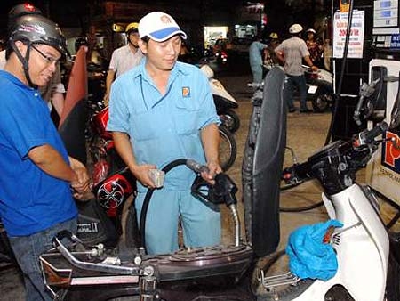 Cần chống độc quyền tăng giá xăng