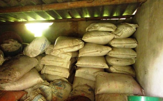 Vụ chôn thuốc trừ sâu: Dân đội mưa gác... hiện trường