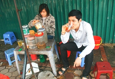 Bài học cay đắng của cử nhân hai bằng đỏ đi... bán trà đá