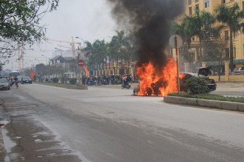 Hà Nội: Ô tô BMW cháy rụi giữa phố