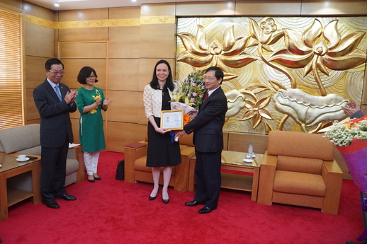 Trao tặng huy chương "Vì hòa bình và hữu nghị giữa các dân tộc" cho bà Barbara Szymanowska - Đại sứ Cộng hòa Ba Lan tại Việt Nam
